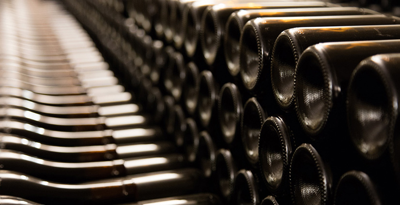 Weinkeller mit Flaschen